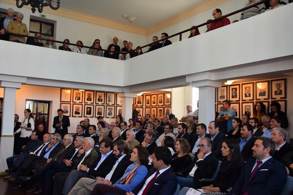 Membros da Assembleia Municipal, convidados e público