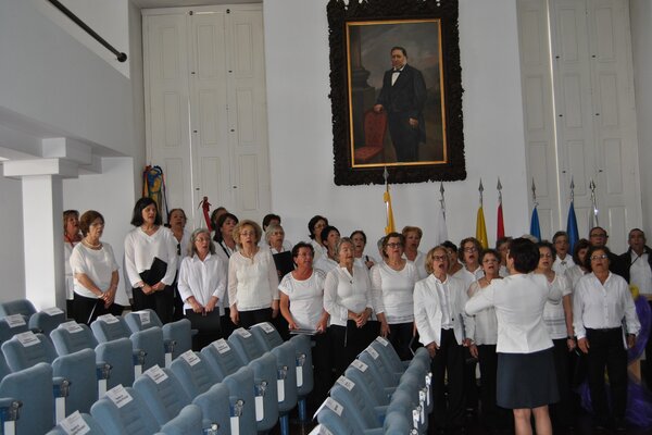 Hino do Poder Local Democrático interpretado pela Oficina Trauteias e Rodopias – Programa Idade M...