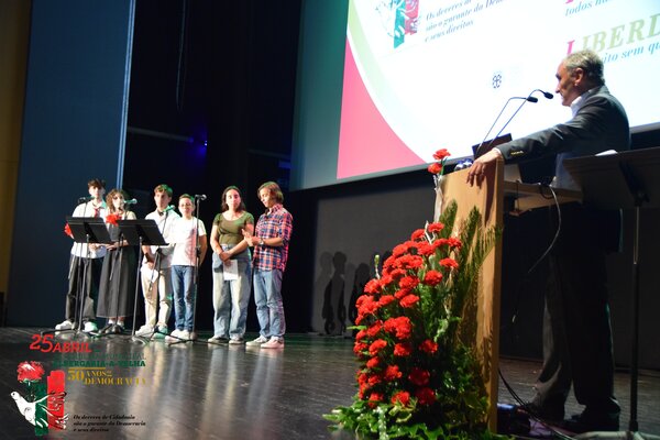 Questões apresentadas por alunos dos quatro estabelecimentos de ensino do Município de Albergaria...