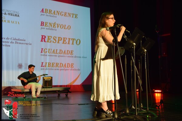 Momento musical e de poesia “25 de Abril: E Agora!”, por alunos do Colégio de Albergaria