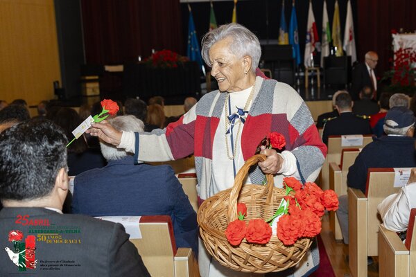 Distribuição de Cravos Vermelhos elaborados por Utentes da Oficina Criativa do PIM de Albergaria-...