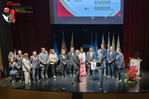 Homenagem ao Presidente da Assembleia Municipal pela organização das Comemorações dos 50 anos do ...