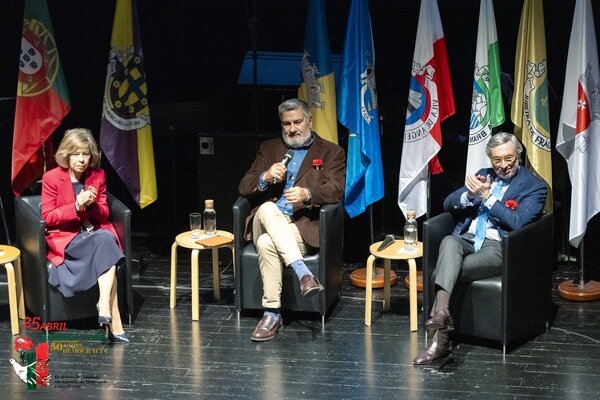 Colóquio “25 de Abril: Ontem, Hoje, até Quando” com a participação dos palestrantes Dr.ª Maria de...