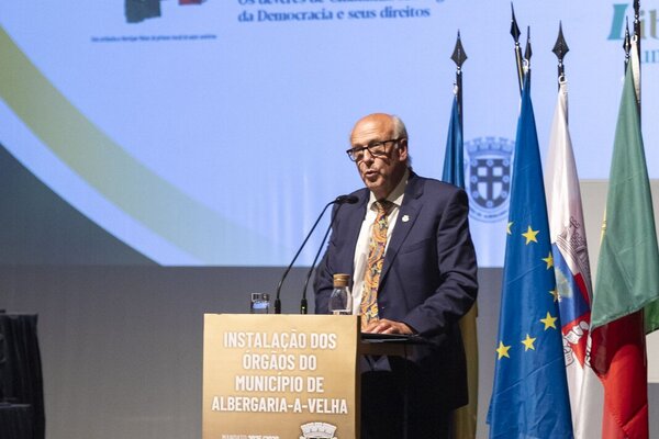 Passagem testemunho para novo Presidente da Assembleia Municipal - Valores de Abril