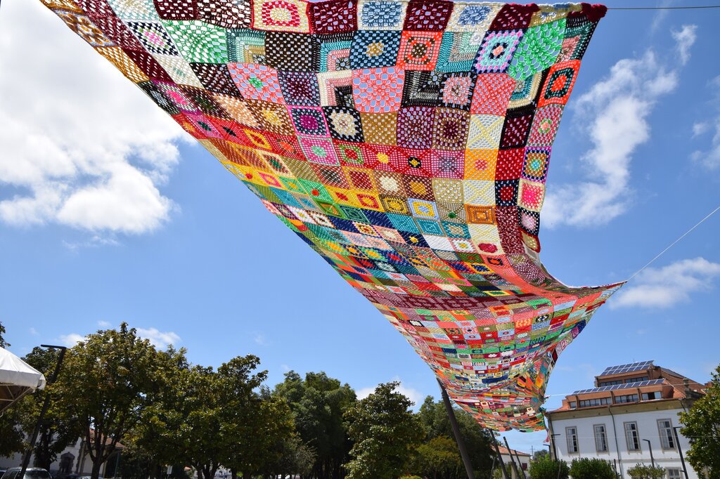 Albergarienses tricotaram mais de 1000 quadrados de lã para manta suspensa