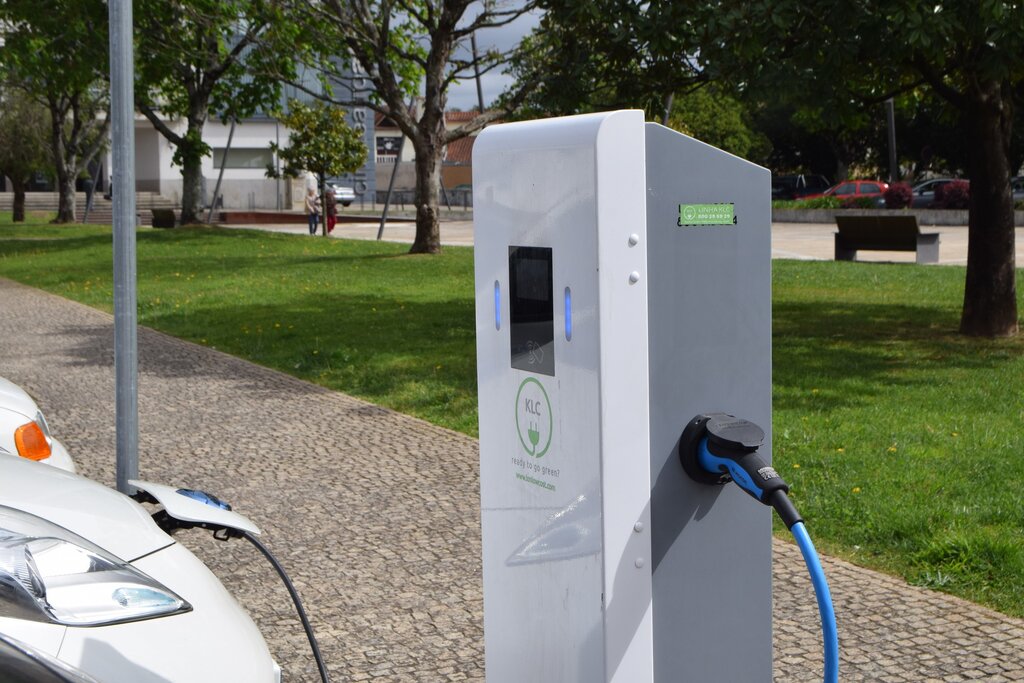 Município abriu concurso para 16 novos pontos de carregamento de veículos elétricos