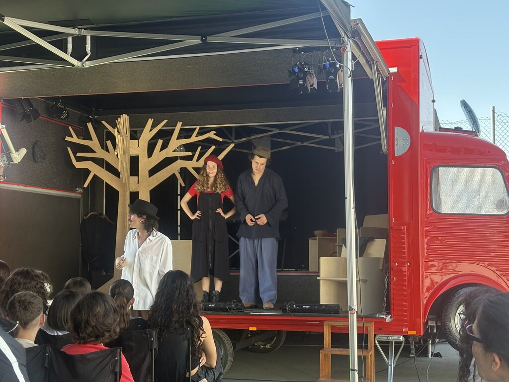 Carrinha de cinema/biblioteca ambulante estacionada nos Agrupamentos de Escolas
