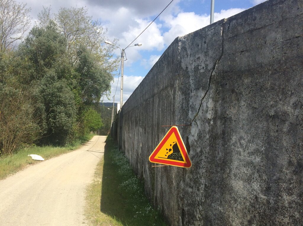 Município constrói novo muro de suporte no cemitério de Valmaior