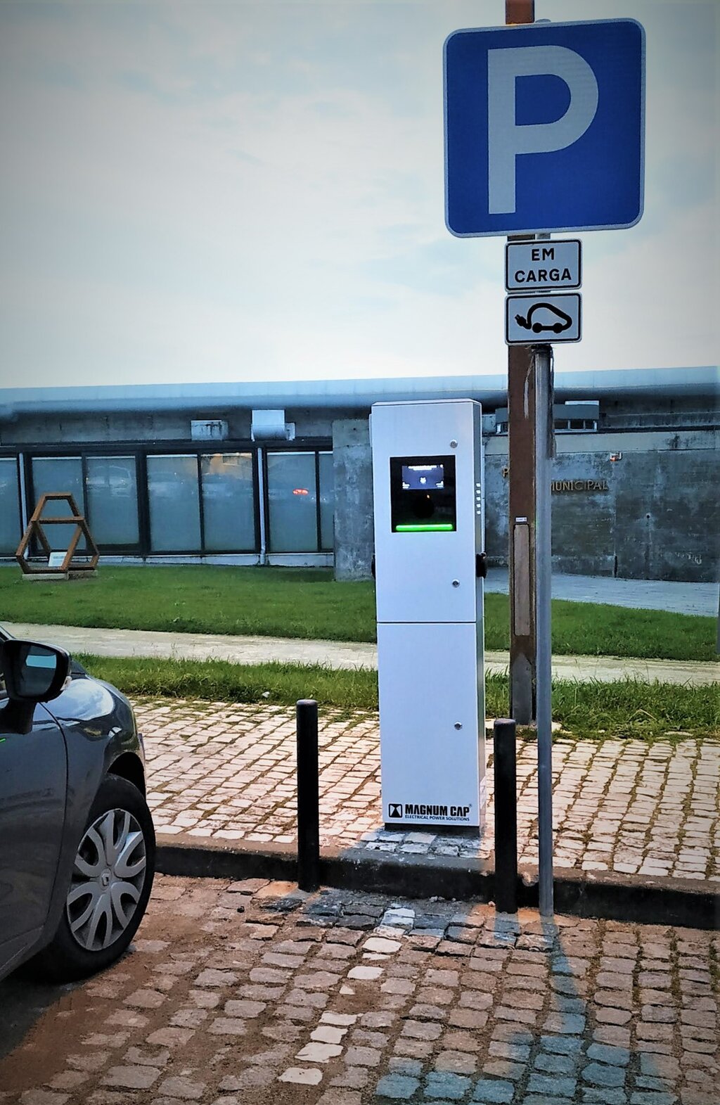 Município instala segundo posto de carregamento de veículos elétricos